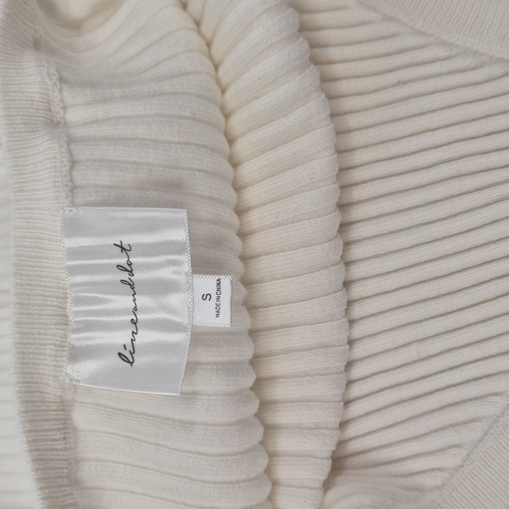 Line & Dot Cream‎ Ribbed Camisole - Picture 2 of 8